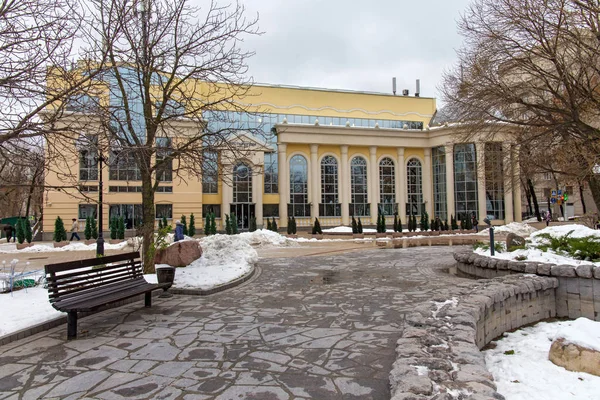 Современный оздоровительный клуб Clear Ponds — стоковое фото