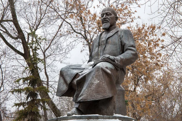 Chistoprudny Bulvarı'nda Abai Kunanbaev anıt