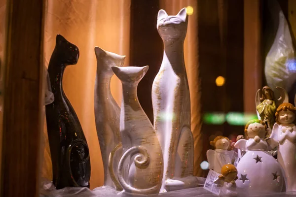Souvenir-Figur von Katzen im Schaufenster — Stockfoto