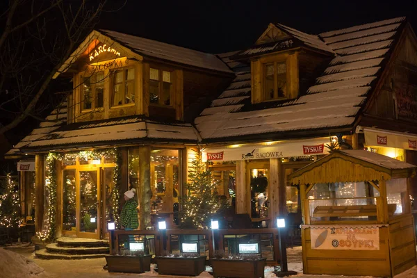 Traditionelles Holzrestaurant auf der Straße in Zakopane — Stockfoto