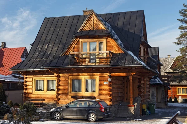 Traditional wooden cottage house in Zakopane. — Stock Photo, Image