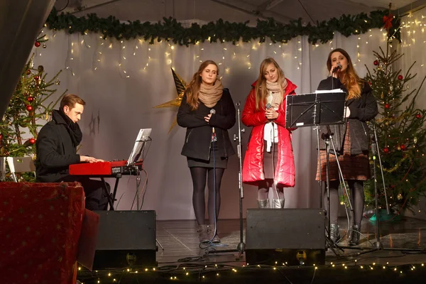 Een onbekende jeugdgroep voert katholieke kerstliederen — Stockfoto