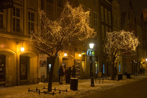 Drzewa w Dekoracje świąteczne na długie Market street przed świętami Bożego Narodzenia — Zdjęcie stockowe