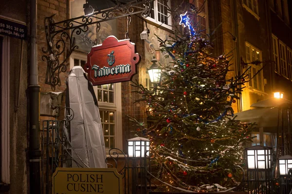 Calle nocturna de Gdansk en decoración festiva antes de Navidad . — Foto de Stock