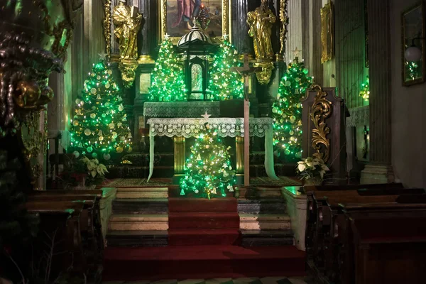 Altarul principal al Bisericii Sf. Andrei în decorațiuni de Crăciun . — Fotografie, imagine de stoc