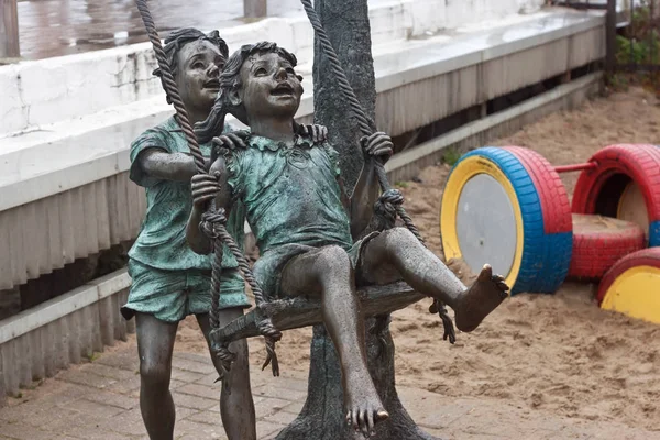 Skulptur av barn som leker i Zelenogradsk strandpromenaden. — Stockfoto