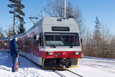 Yüksek hızlı tren istasyonu azgın Smokovec, elektrikli tren geldi.