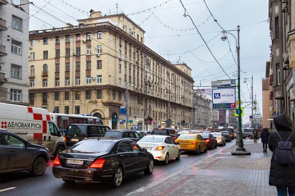 Moskova'da ilk Tverskaya-Yamskaya Caddesi'ndeki tarihi binalar. 