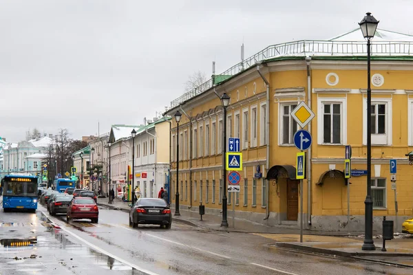 View of old Pokrovka street in autumn. — Stock Photo, Image