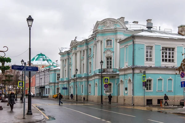 Palatset av Apraksin-Trubetskoj på gamla Pokrovka street i höst. — Stockfoto