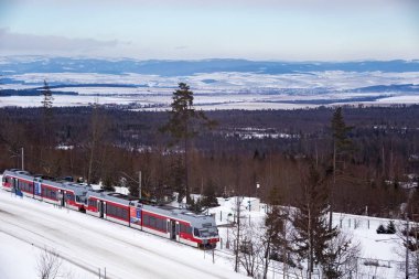 Yüksek hızlı tren istasyonu azgın Smokovec, elektrikli tren geldi.