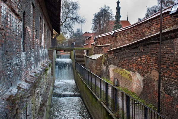 Eski antik su tekerlek yerine huzursuz sular Radunia kanal. — Stok fotoğraf