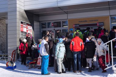 Seyirciler için teleferik yüksek Tatras Dağları'nda bilet kuyruğunda. 