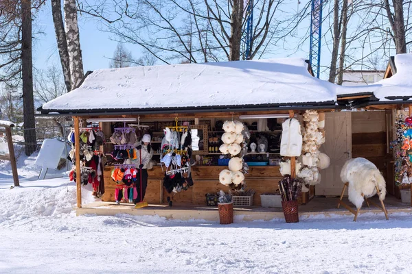 Piccolo negozio di strada a Stary Smokovec in alta montagna Tatra . — Foto Stock