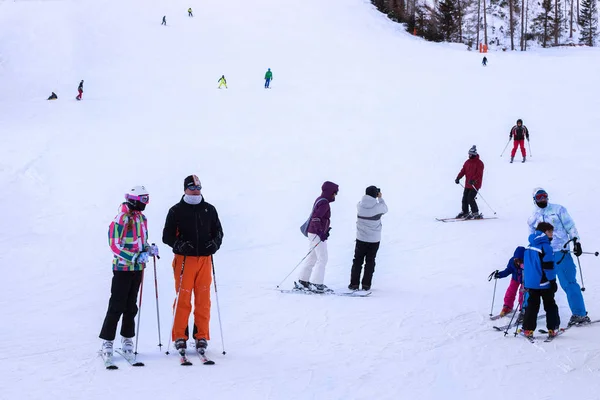 Skifahrer auf der Piste in strbske pleso. — Stockfoto