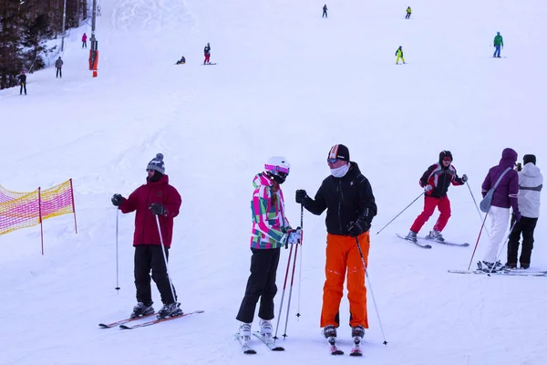 Skifahrer auf der Piste in strbske pleso. — Stockfoto