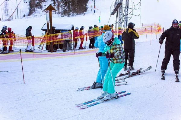 Skifahrer und andere aktive Touristen in strbske pleso. — Stockfoto