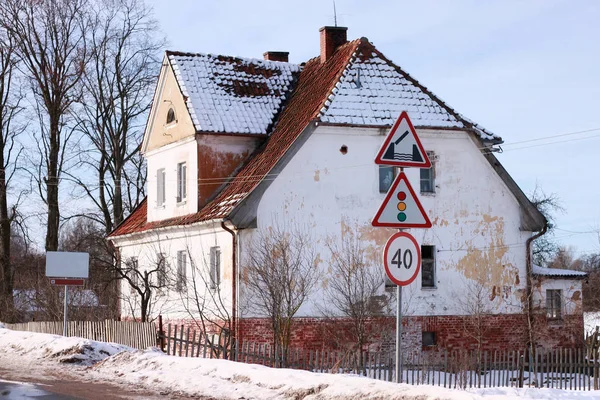 Старое немецкое здание рядом с дорожными знаками в Полесске (Лабьяу) ). — стоковое фото