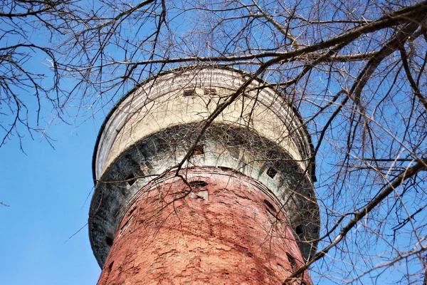 Stará bývalá německá vodárenská věž v Polessk (Labiau). — Stock fotografie