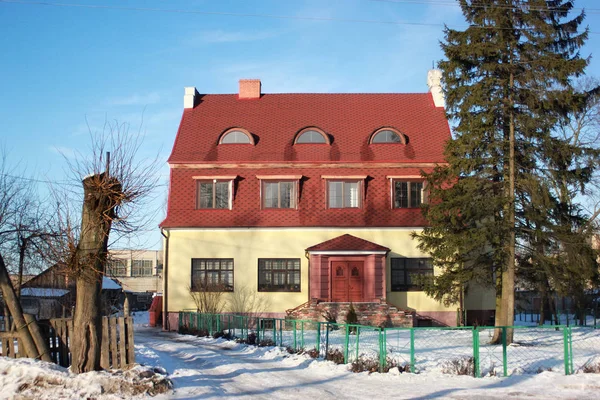 Gamla f.d. tyska hus i Polessk (Labiau) på vinterdag. — Stockfoto