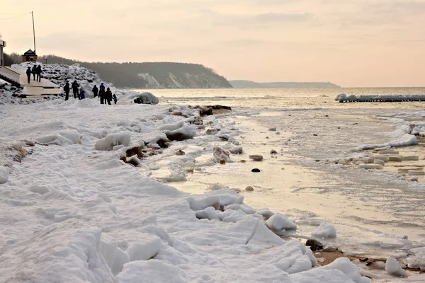 Vista do pôr-do-sol do Mar Báltico no inverno . — Fotografia de Stock