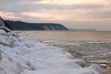 Baltık Denizi günbatımı kış görünümü. 