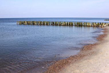 Baltık Denizi kıyısında eski Alman dalgakıran.