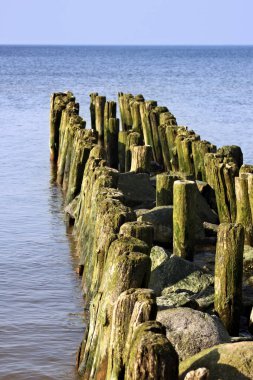 Baltık Denizi kıyısında eski Alman dalgakıran.
