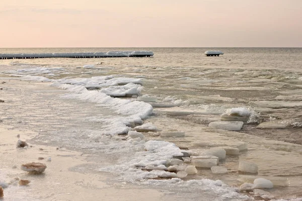 Вид на закат Балтийского моря зимой . — стоковое фото