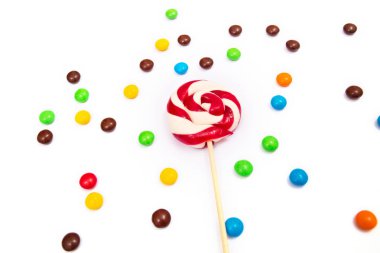 Kırmızı-beyaz lolipop renkli düğme şeklinde çikolatalar ile.