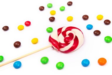 Kırmızı-beyaz lolipop renkli düğme şeklinde çikolatalar ile.