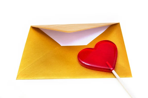 Otwórz złota koperta i lizak w kształcie serca. — Zdjęcie stockowe
