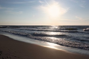 Gün batımında Baltık Denizi yaz. 