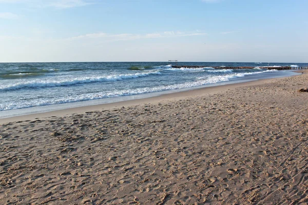 Παραλία με άμμο της ακτής της Βαλτικής θάλασσας. — Φωτογραφία Αρχείου