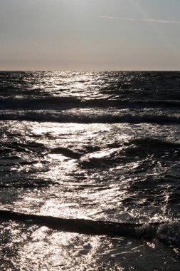 Gümüş günbatımında yaz Baltık Denizi. 