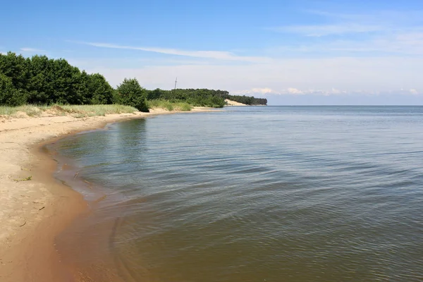 Homokos strand, a Morskoe (Pillkoppen) falu közelében a Curonian lagoon. — Stock Fotó