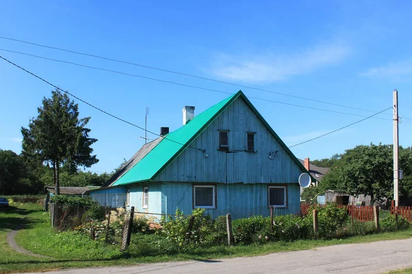 Altes ehemaliges deutsches Holzhaus im Dorf Morskoe (Pillkoppen). — Stockfoto