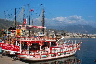 Akdeniz'de Alanya sahil yakınındaki bir seyir için bekleyen küçük ahşap gemi.