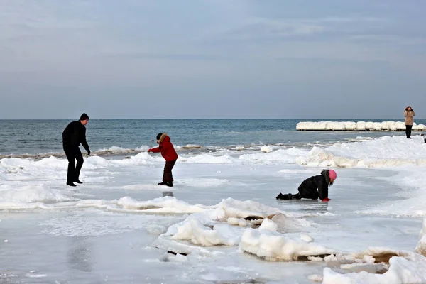 Pessoas que passam o lazer na costa do Mar Báltico em Svetlogorsk (Rauschen ). — Fotografia de Stock