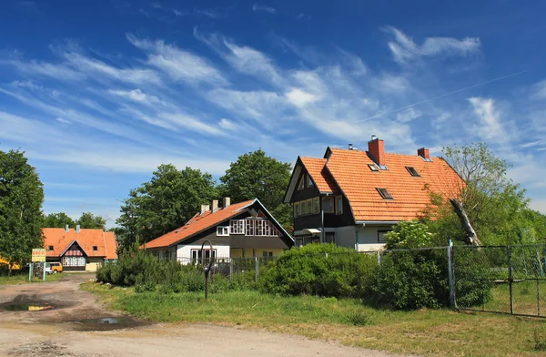 Pousadas na aldeia de Morskoe (Pillkoppen) no Parque Nacional Curonian Spit . — Fotografia de Stock