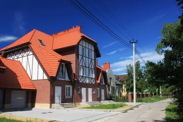 Maisons neuves dans le style de maisons à colombages dans le village Morskoe (Pillkoppen) . — Photo