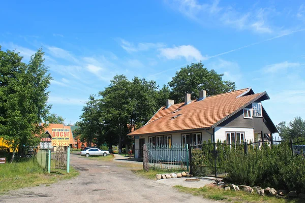 A Morskoe (Pillkoppen) faluban vendégházak. — Stock Fotó