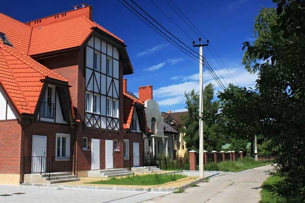Новые коттеджи в стиле полудеревянных домов в селе Морское (Пиллкоппен) . — стоковое фото