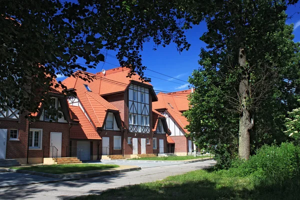 Neue Hütten im Fachwerkstil im Dorf Morskoe (Pillkoppen). — Stockfoto