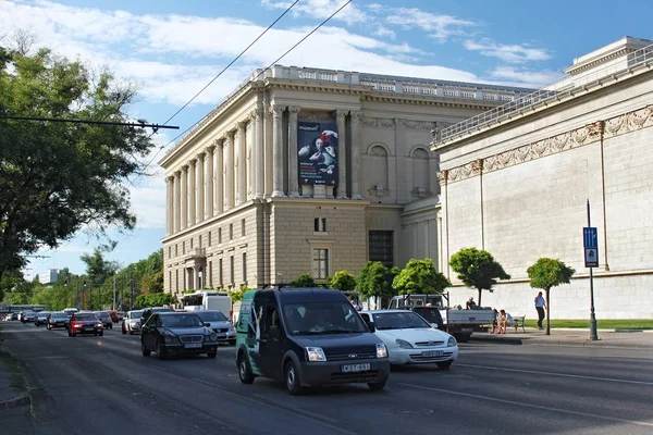 Widok z boku z Muzeum Sztuk Pięknych w Budapeszcie. — Zdjęcie stockowe