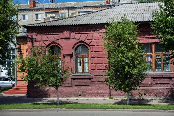 Zidul unei clădiri istorice vechi tipice (sfârșitul secolului al XIX-lea începutul secolului XX) în centrul Petropavl, Kazahstan . — Fotografie, imagine de stoc