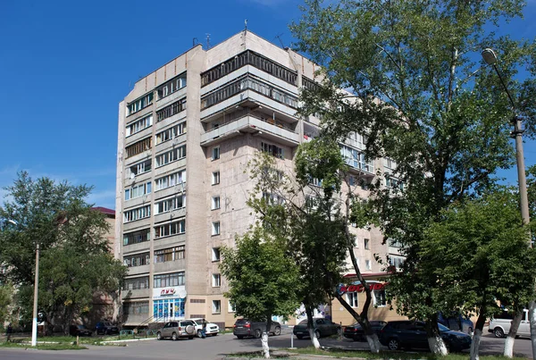 Típico antiguo edificio soviético de varios pisos en el centro de Petropavl . — Foto de Stock