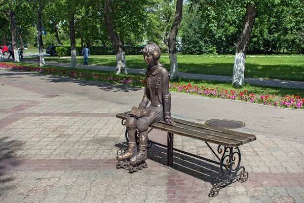 Escultura da cidade de uma jovem em patins, que descansam em um banco . — Fotografia de Stock