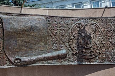 Kasaba meydanında memorial unsuru ile Kazakistan Milli Marşı kazak dilde metin.