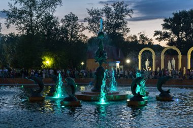 Akşam şehir parkında modern müzik çeşme. 